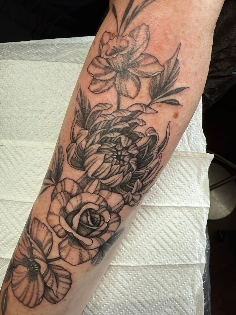 Tuore fine line -kukkakimpputatuointi, tekijänä Ansku, Nero Tattoo Tampere