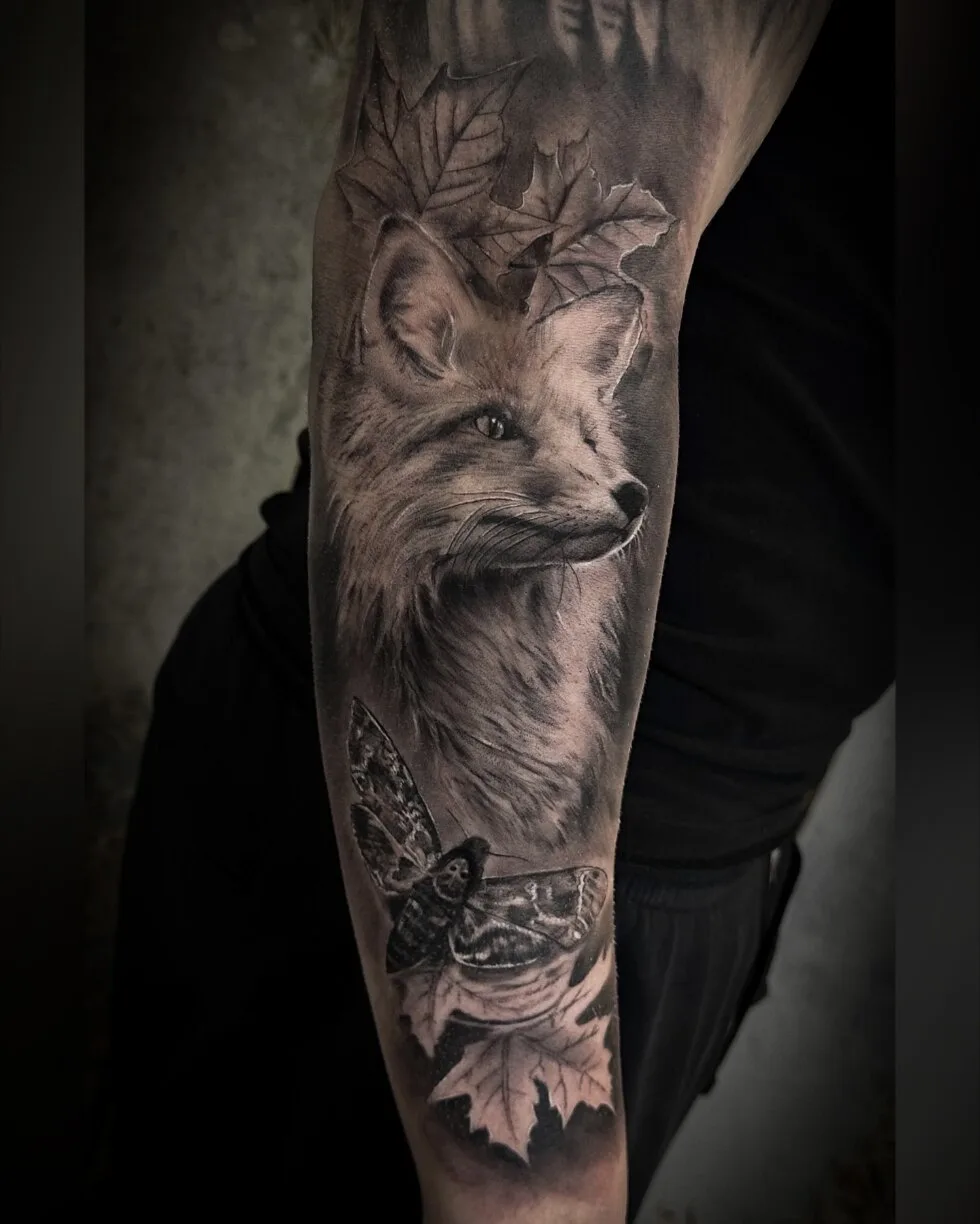 Realistinen kettu vaahteranlehtien kanssa kyynärvarressa